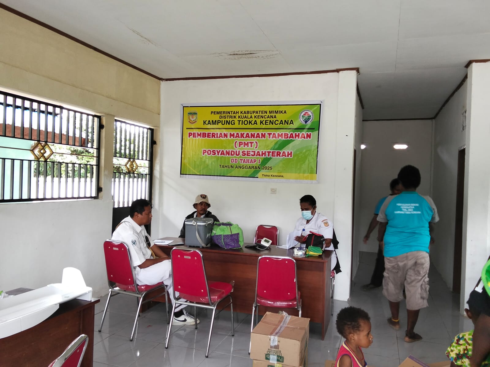 Petugas kesehatan saat menyiapkan peralatan untuk memeriksa kondisi kesehatan warga