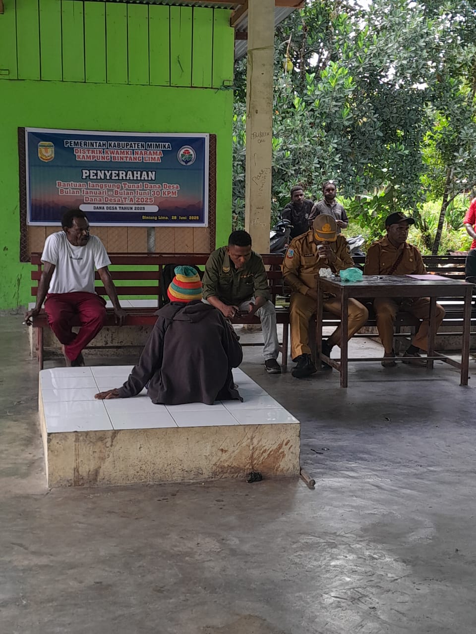Suasana pada saat penyaluran BLT kepada warga