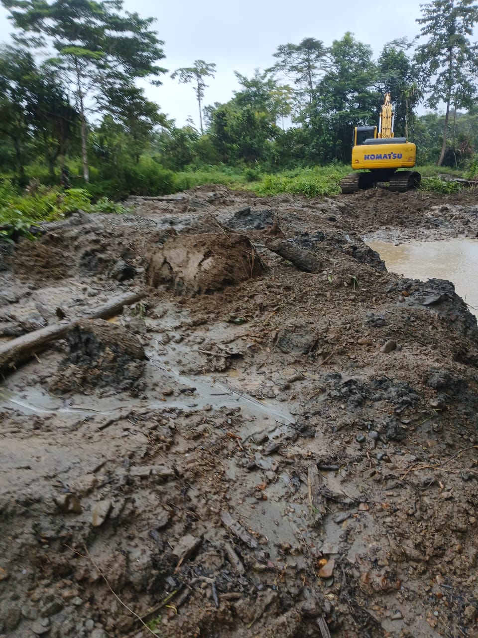 Excavator saat melakukan normalisasi sungai