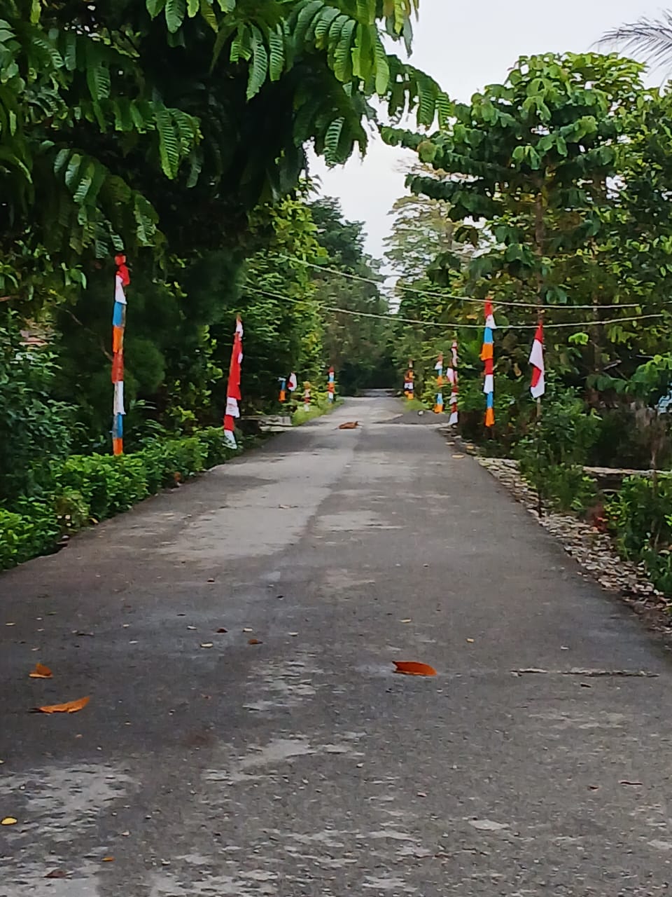 Jalan yang sudah bersih dan telah dipasangin umbul-umbul