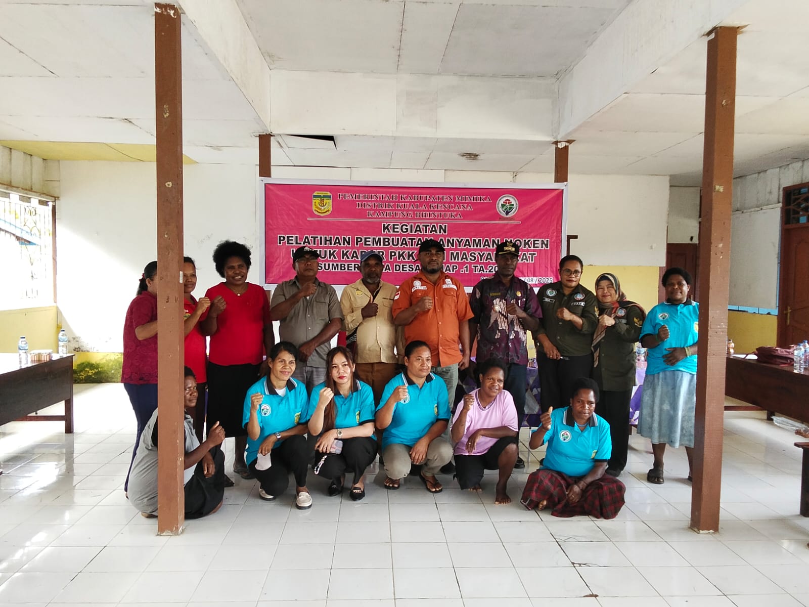 Foto bersama, Kepala Distrik Kuala Kencana, Kabid PMK, Tenaga Ahli P3D, Pendamping Distrik, Kepala Kampung Bhintuka, sekertaris Kampung Bhintuka, ibu-ibu PKK dan warga mengikuti pelatihan menganyam noken