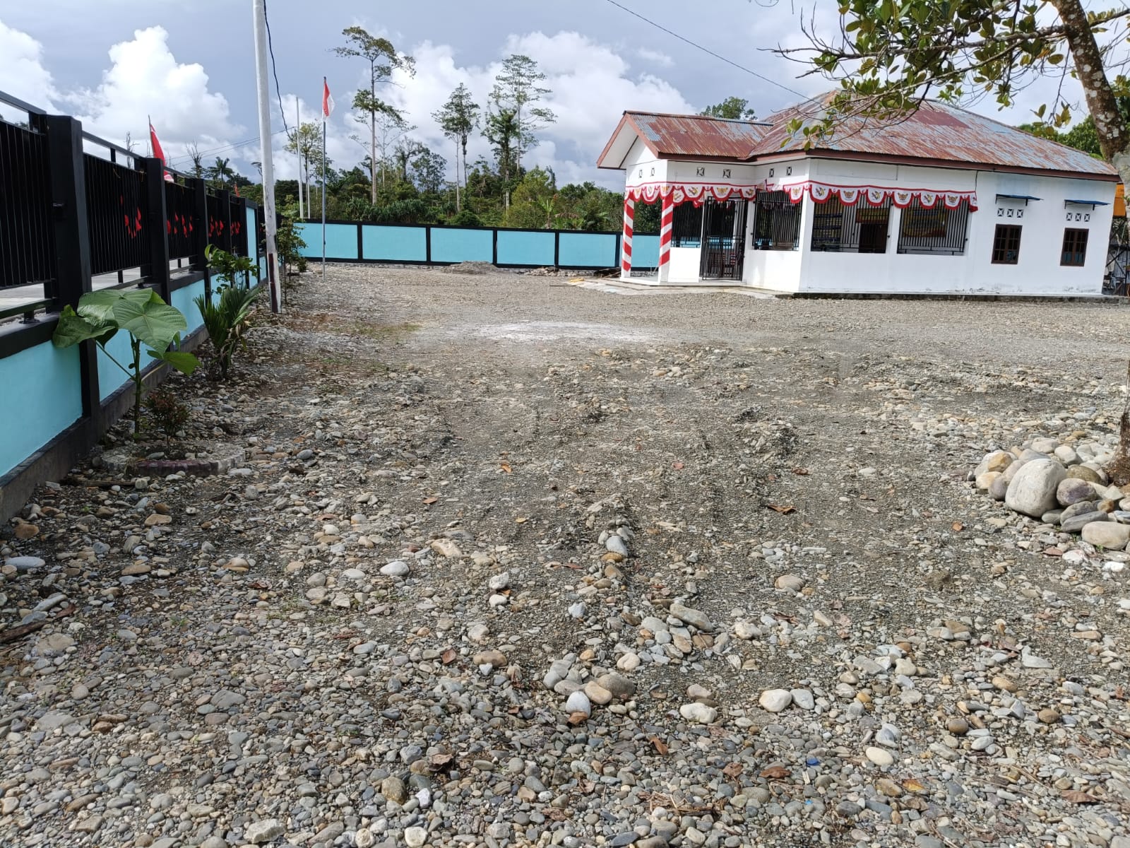 Halaman Kantor Kampung Karya Kencana tampak bersih