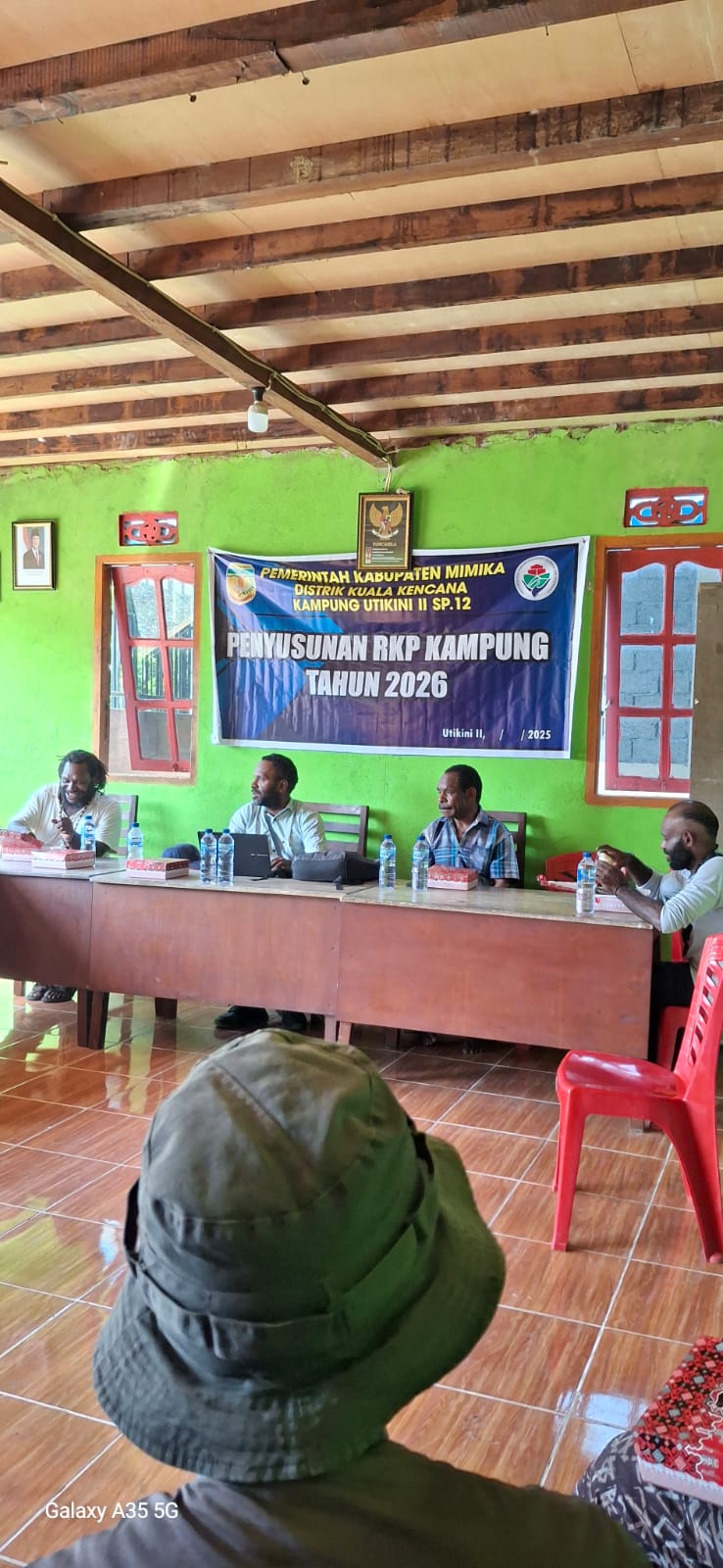 Kepala Kampung Utikini II, Merinus Kogoya saat memimpin penyusunan RKP